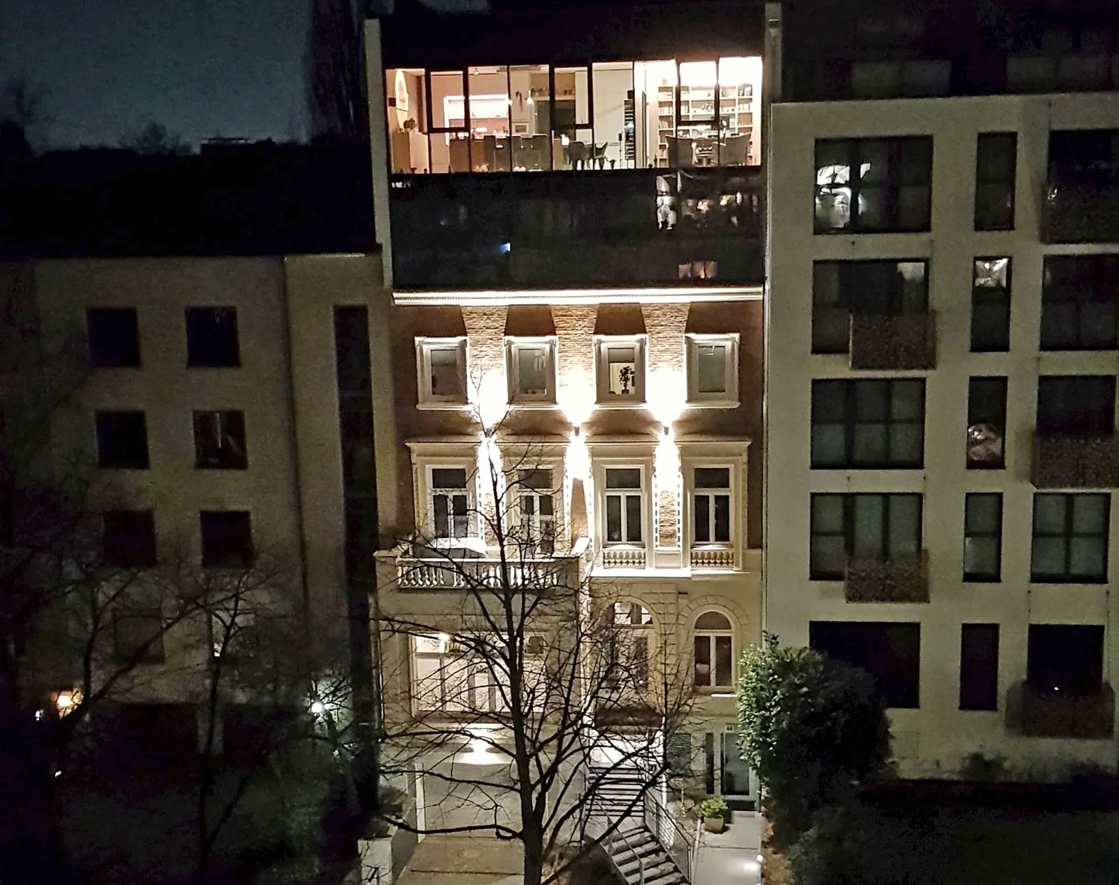 Die Villa an der Alster: Rückseite am Abend