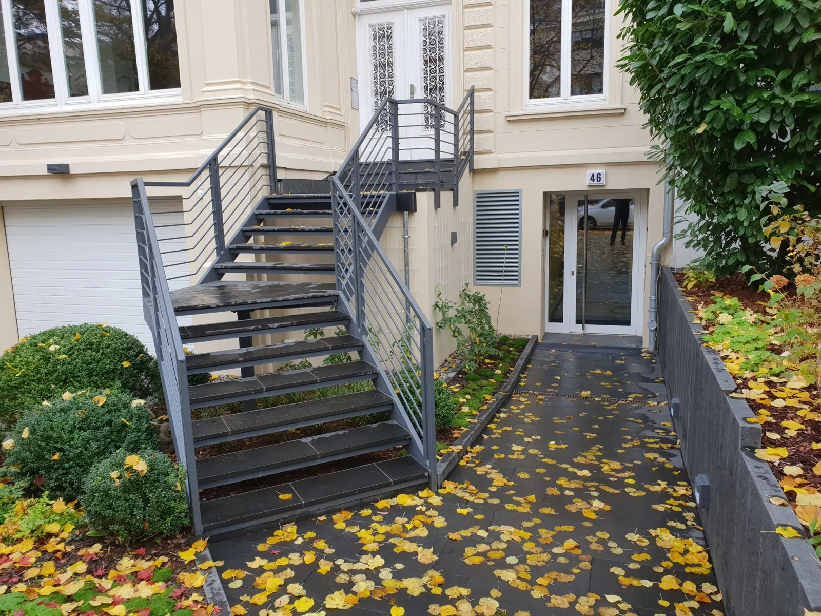 Die Villa an der Alster: Eingang und Garten