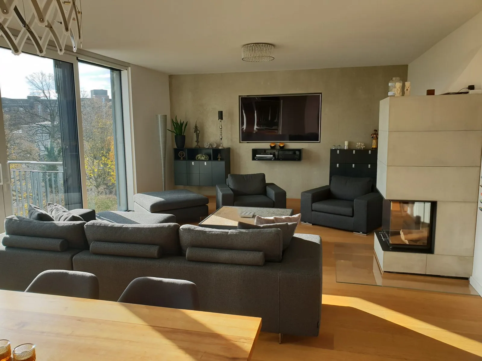 Die Villa an der Alster: Wohnbereich mit Kamin