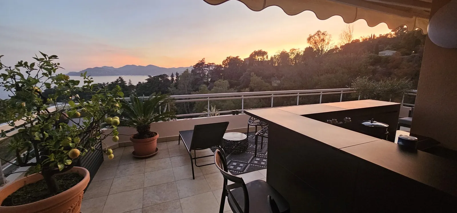 SuperVue: Terrasse am Abend